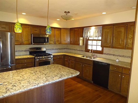 5th image of 3384 Montlake Dr