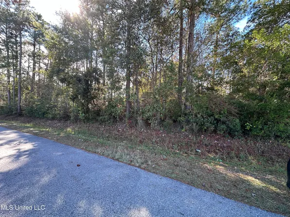 1421 Whitewood Dr, Gautier, MS 39553