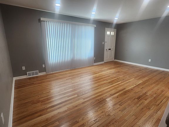 3rd image of 6813 Country Ln