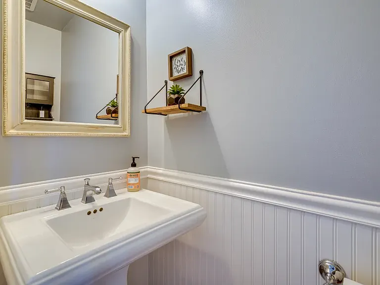 151 Rambling Rd — Photo 16
