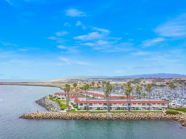 Oceanside Marina Inn — Photo 11