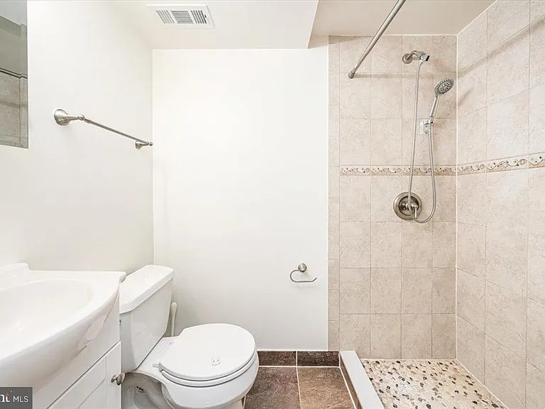 Entry Level Full Bath