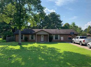 206 Greenview Dr, Forest, MS 39074
