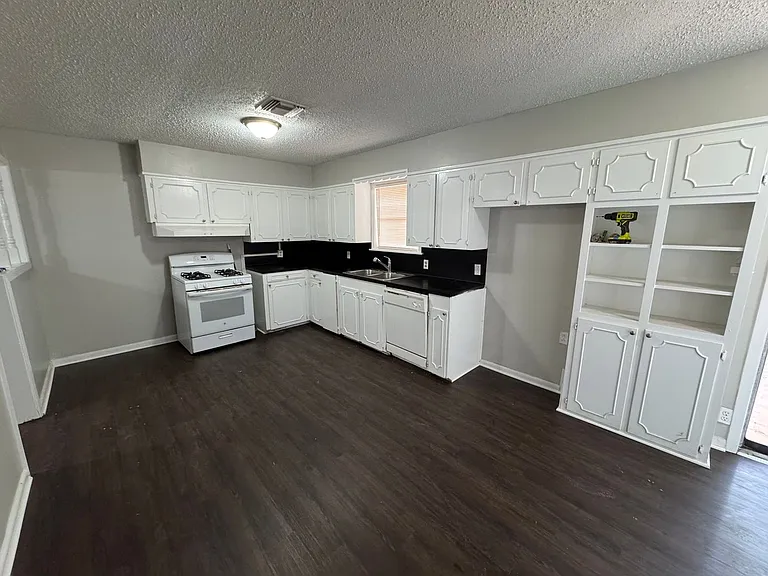 1814 Cambridge St — Photo 3