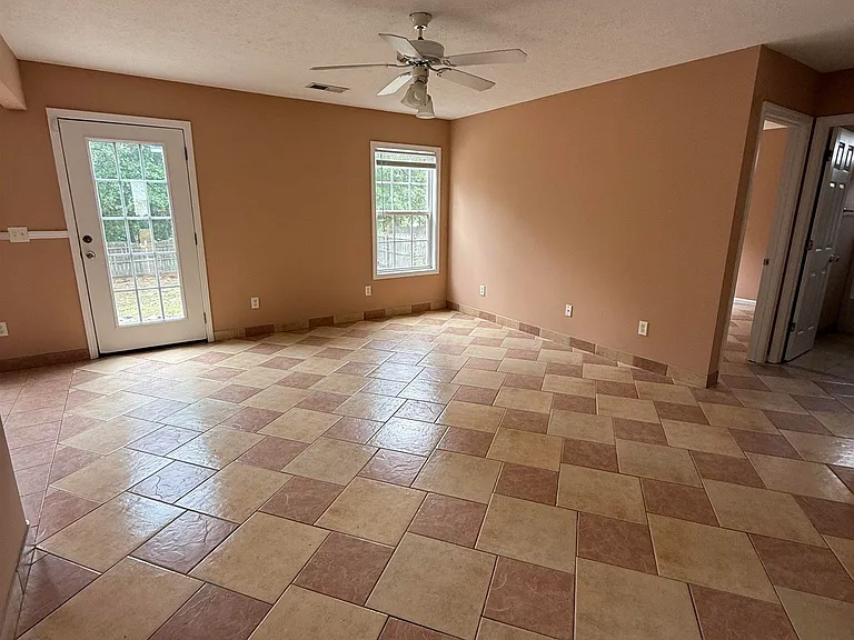 345 Peppercorn Ln — Photo 3