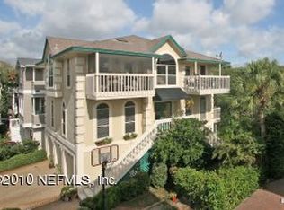 33 Oceanside Dr, Atlantic Beach, FL 32233