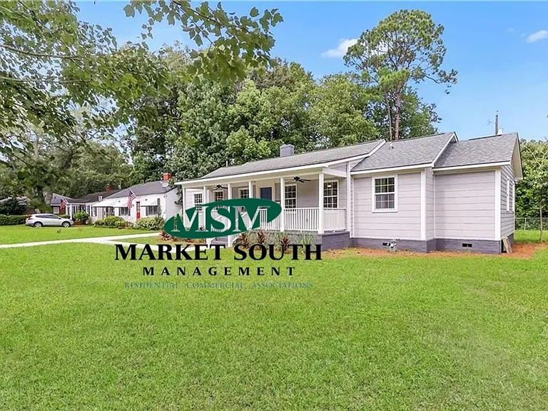 326 Columbus Dr — Photo 1