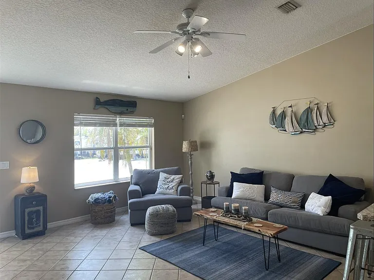 603 S Daytona Ave — Photo 2