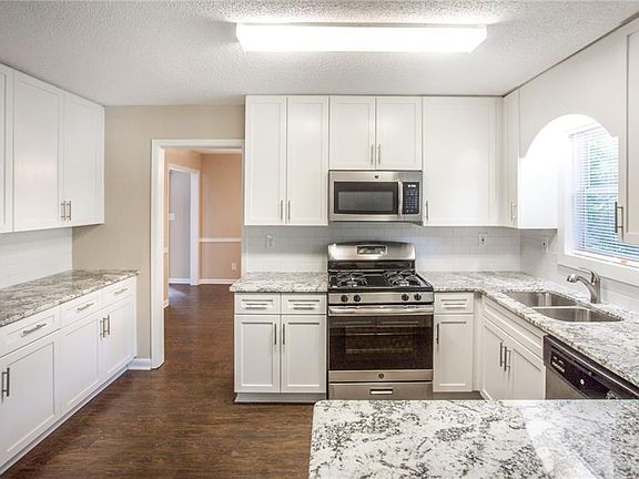 4th image of 2573 Chimney Springs Dr