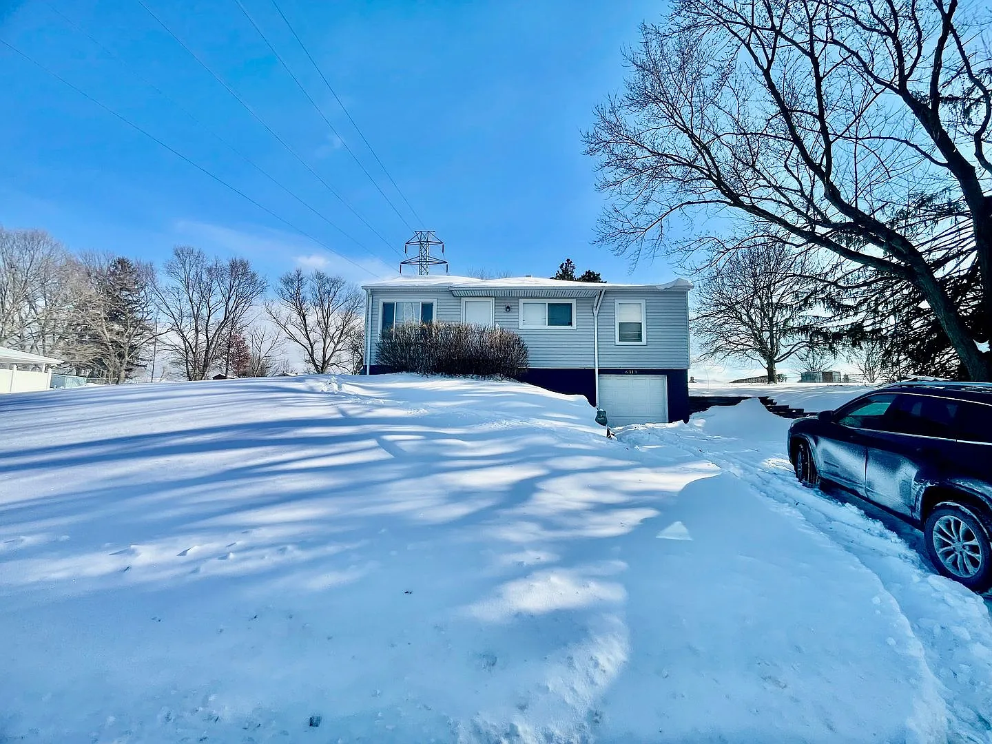 6313 Crestview Dr photo 1