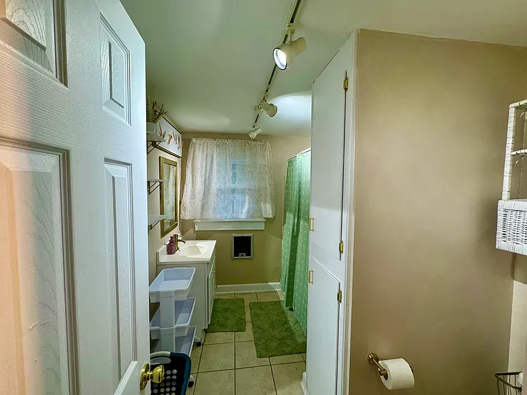 Upstairs full bathroom.