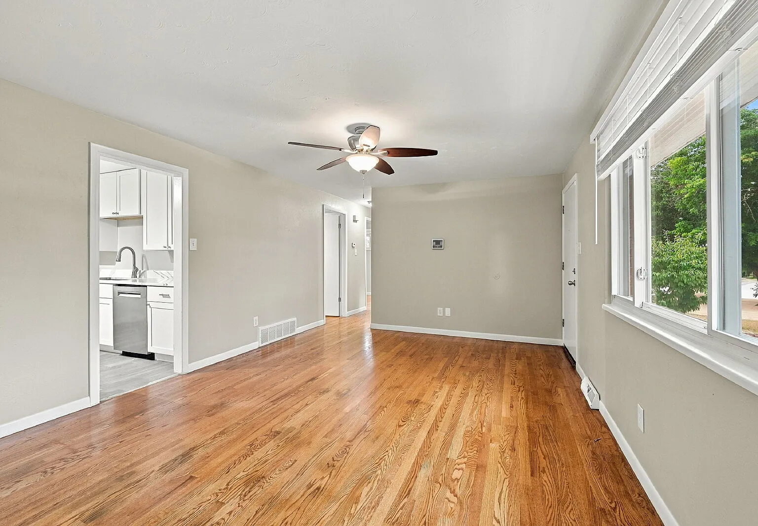 3 bed, 2.0 bath, 1170 sqft, $2,580 — Photo 4