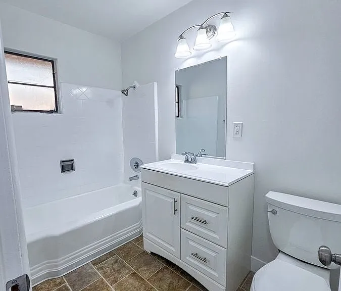 2426 N Buena Vista St #2426B — Photo 20