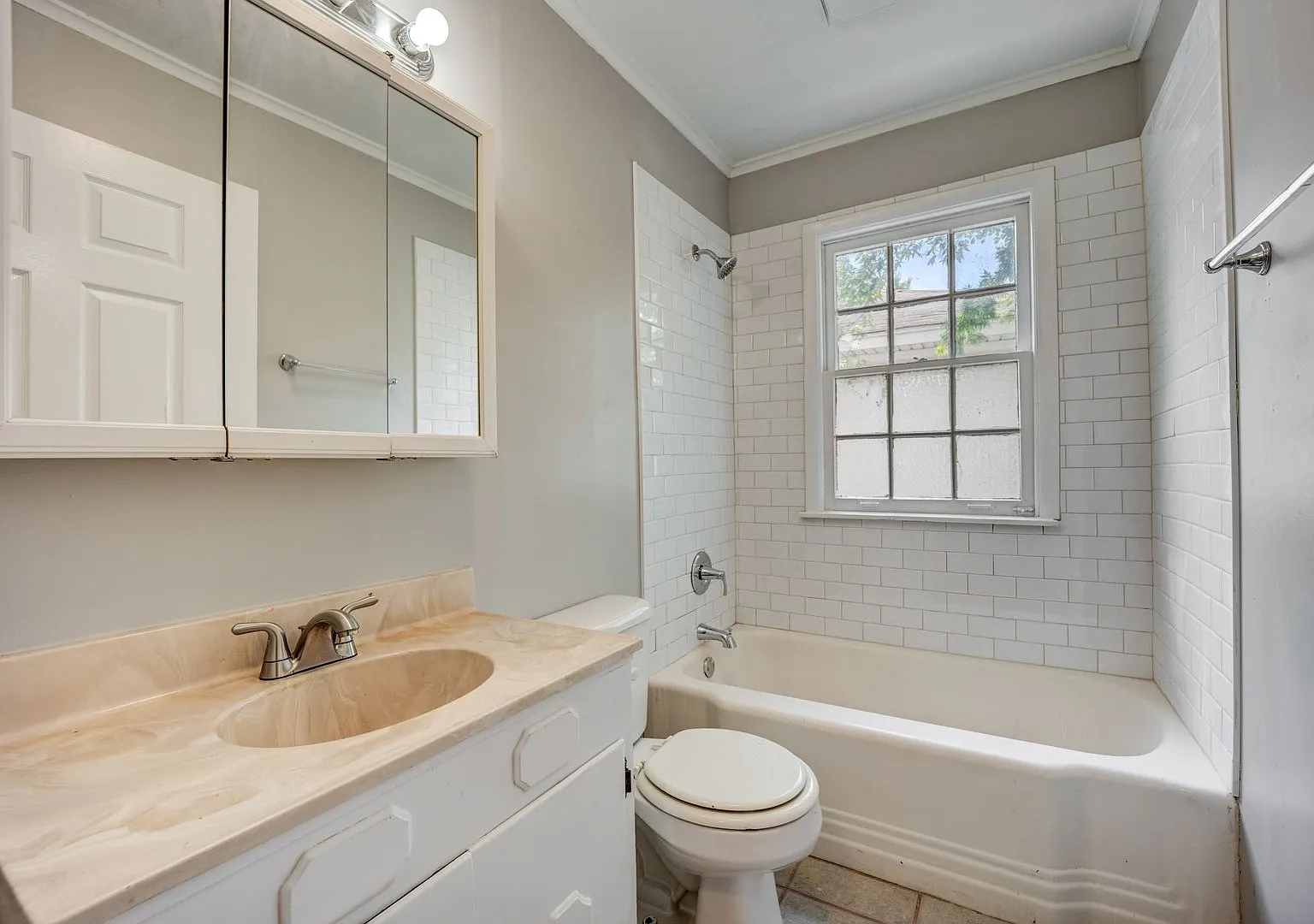 Free Month Rent! Freshly Updated 3 Bedroom House — Photo 3