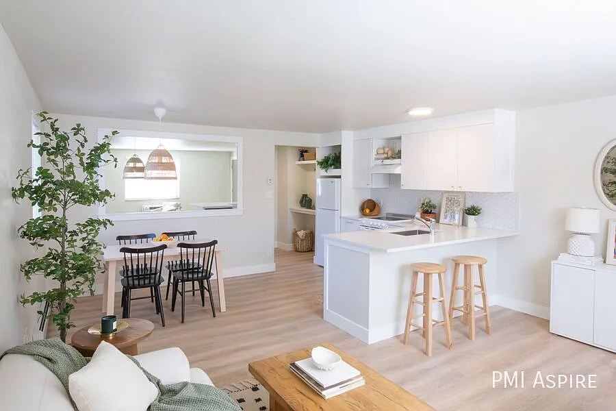 Incredible 1 bedroom, 1 bath Fully Renovated Top Floor Apartment Home in the Best Part of Cap Hil... — Photo 4