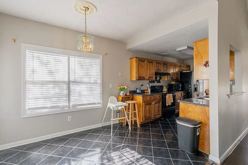 4 bed, 3.0 bath, 2012 sqft, $2,450 — Photo 4