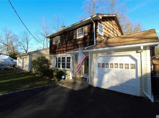 79 Washington Dr, Kings Park, NY 11754