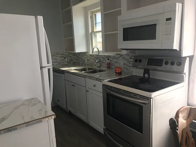 913 NW Arlington Ave — Photo 1