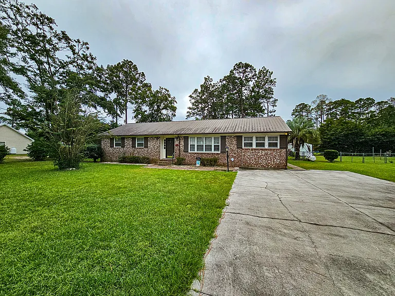 213 Otis Rd — Photo 1