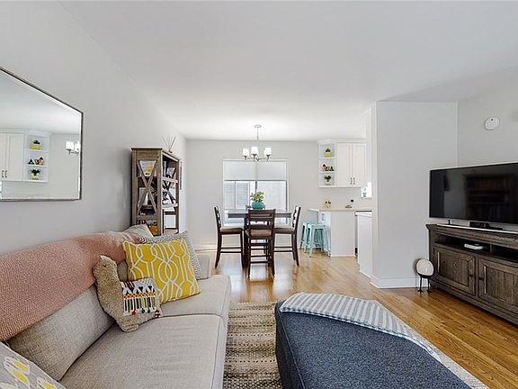 3rd image of 630 N Wilson Ave APT 2