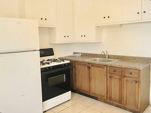 3rd image of 804 S Avenue C