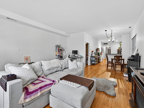 4th image of 3115 N Oakley Ave #1