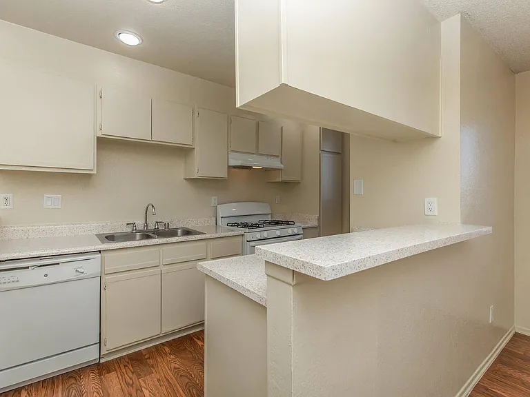 Harbor Pointe Apartments — Photo 18
