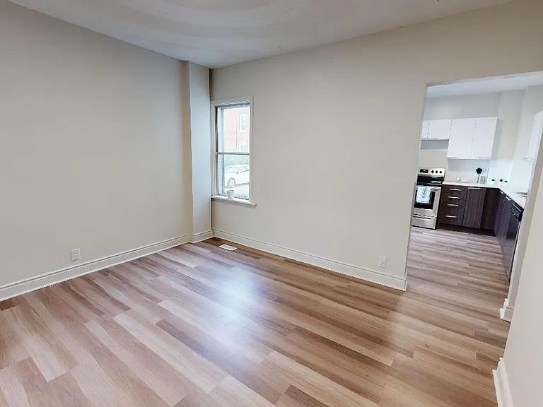 174 Bell St N — Photo 2