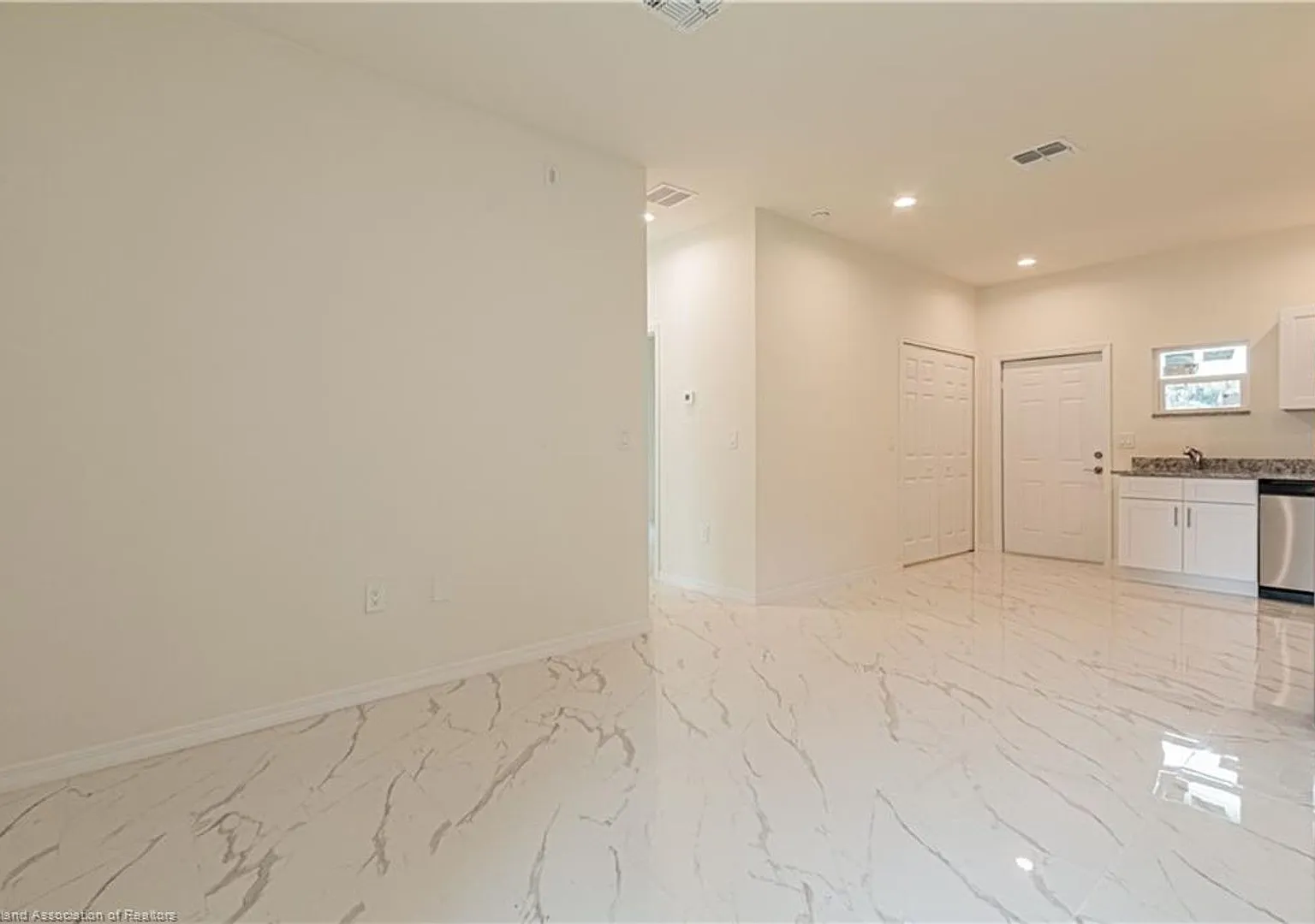 Spacious 2Bd/2Ba Single Family House — Photo 3