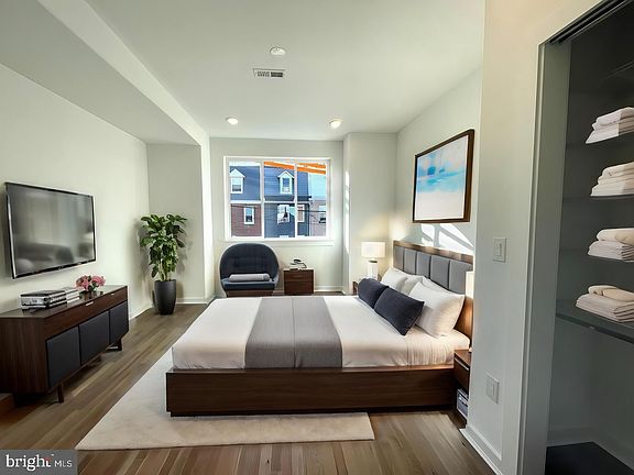 2nd image of 2153 N Franklin St #2