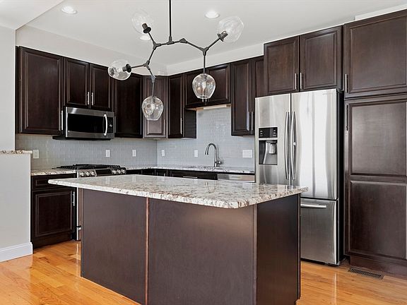 5th image of 375 Border St #375