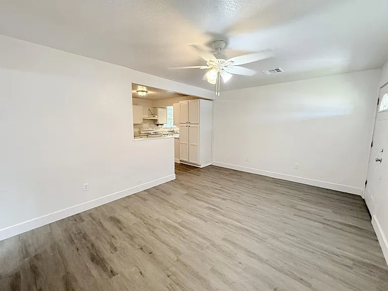 610 W Avenue B — Photo 7