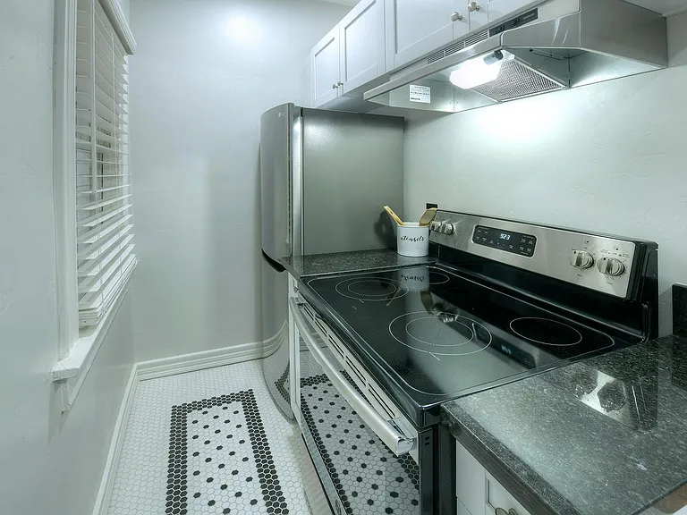 San Carlos Apartments — Photo 9