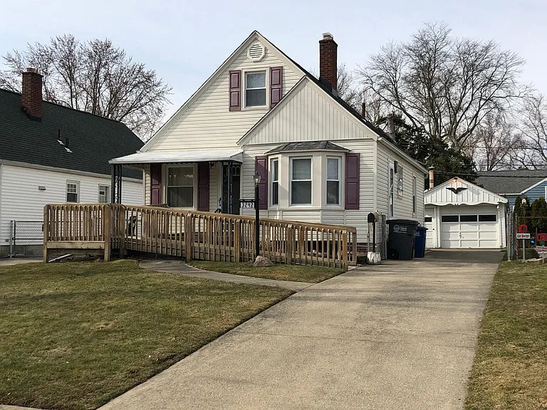 3242 Escott Ave — Photo 2