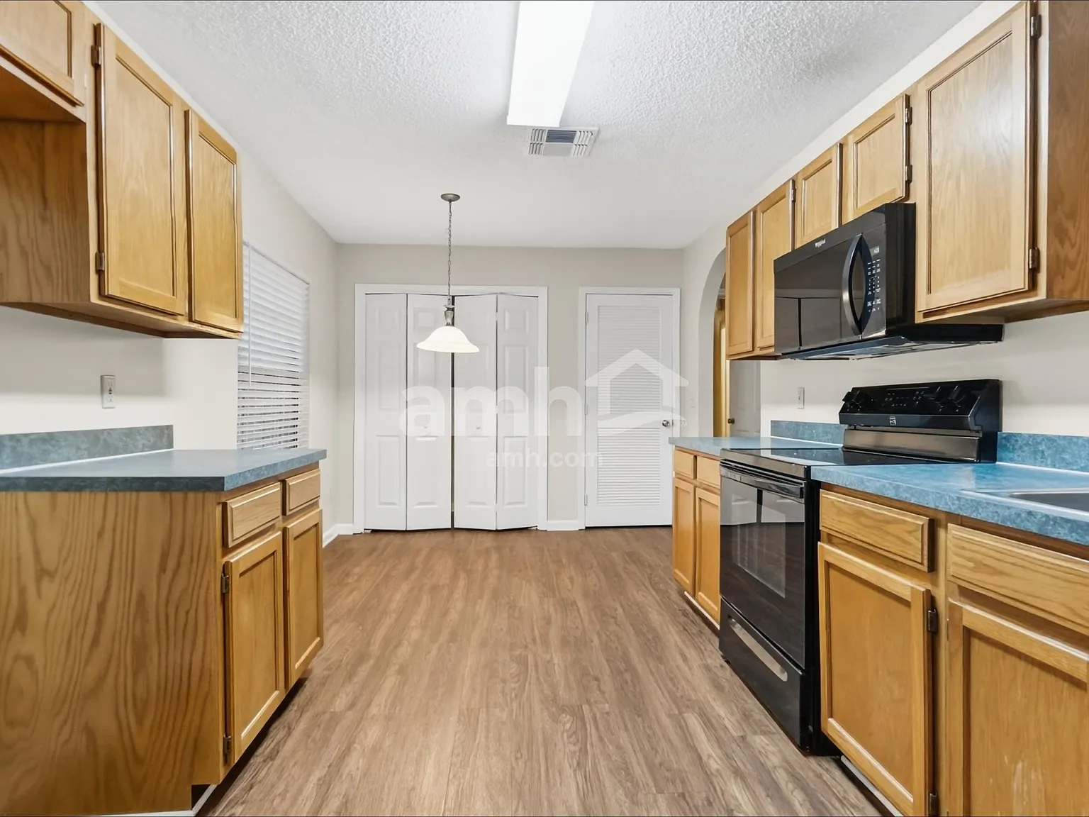 4 bed, 2.0 bath, 1926 sqft, $2,435 — Photo 3