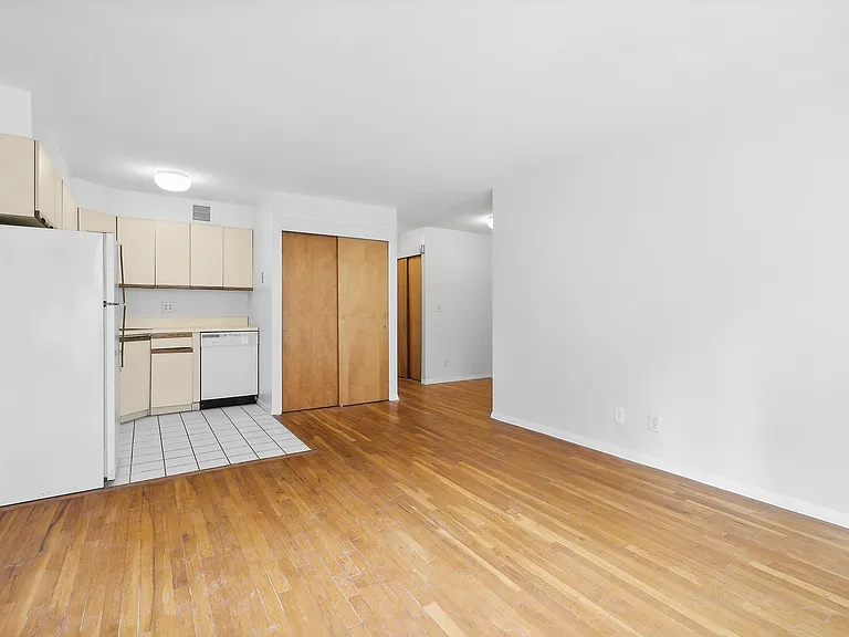 325 W 51st St #2C — Photo 2