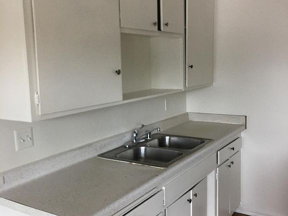 3rd image of 1039 W 254th St #9