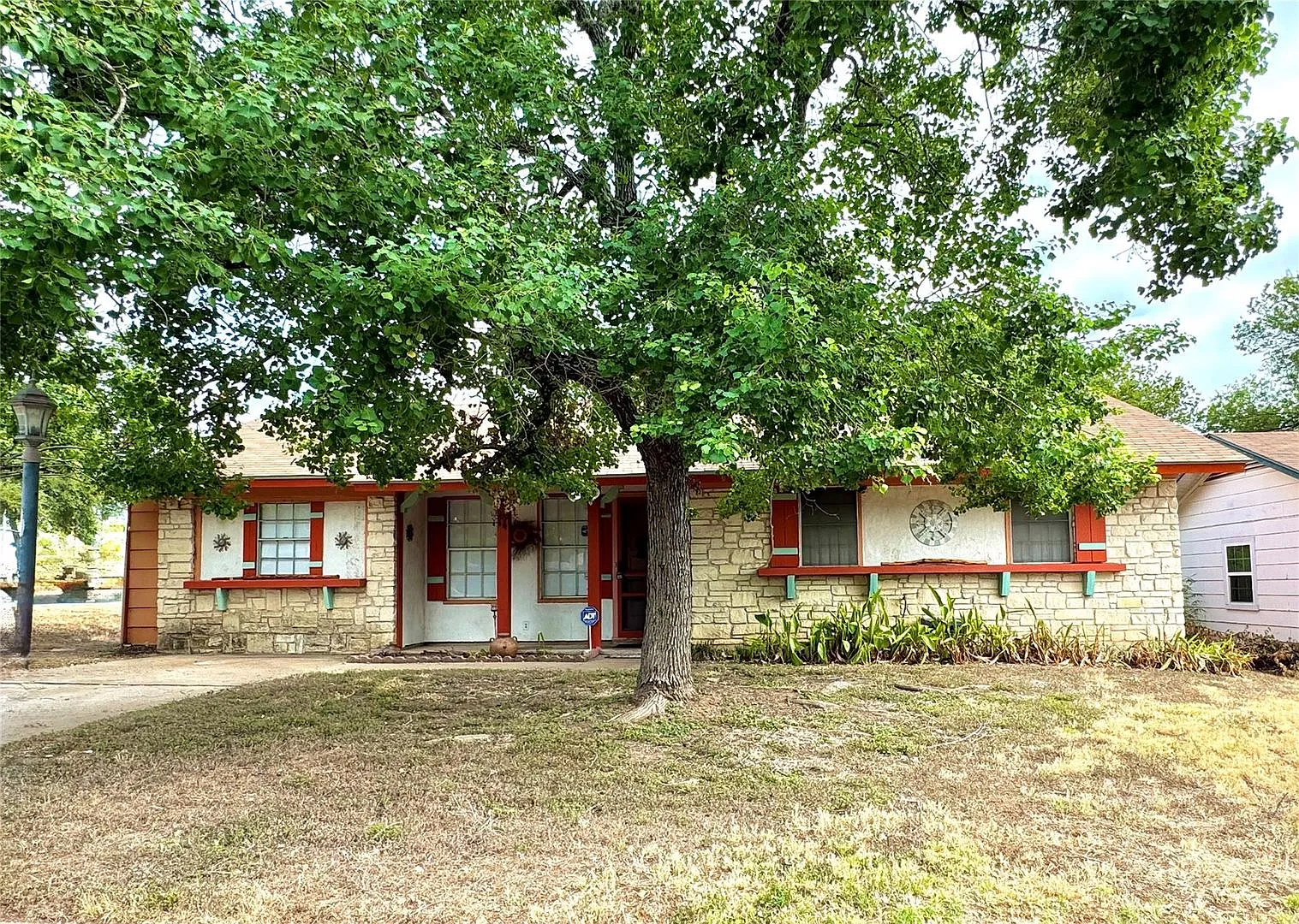 Unique 4 bedroom, 2 bath home with southwest vibe in South Austin! — Photo 2
