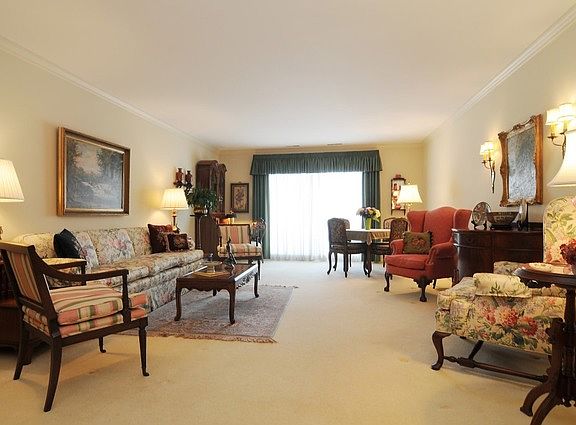 4th image of 90 Franklin Pl E APT 309