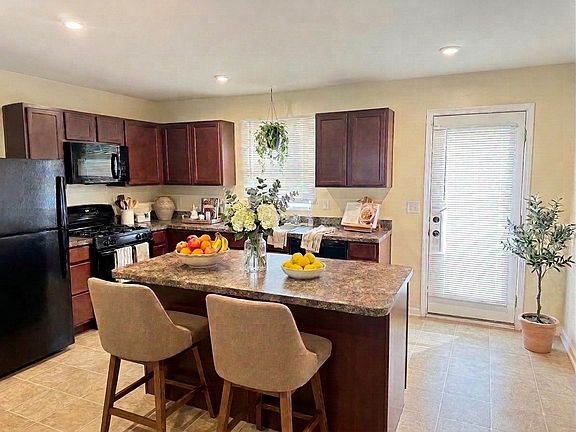 4th image of 313 Pheasant Run Rd