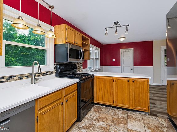 5th image of 490 Pine Ridge Cir