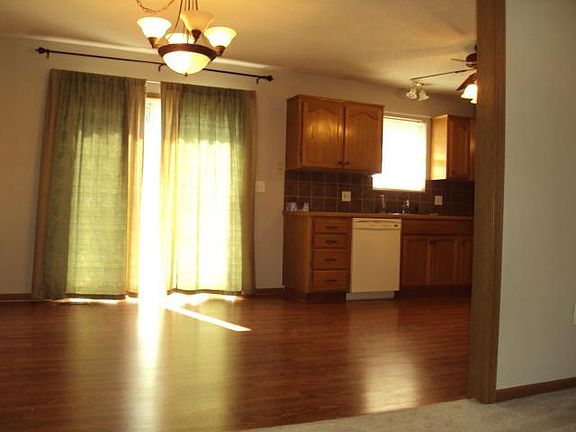 3rd image of 104 Amanda Ct