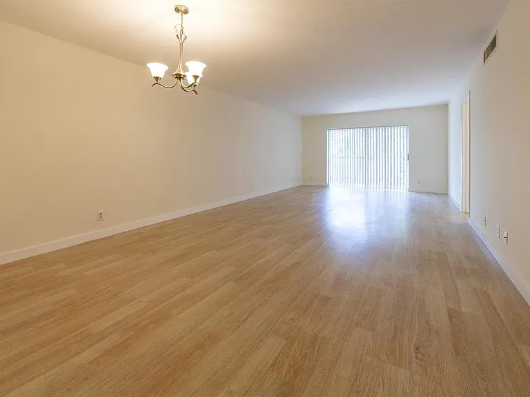 6061 N Falls Circle Dr #402 — Photo 1