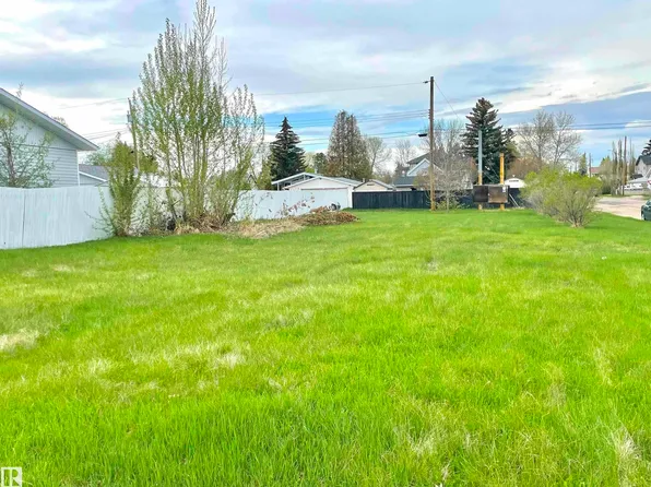 9702 101st St, Morinville, AB T8R 1G3