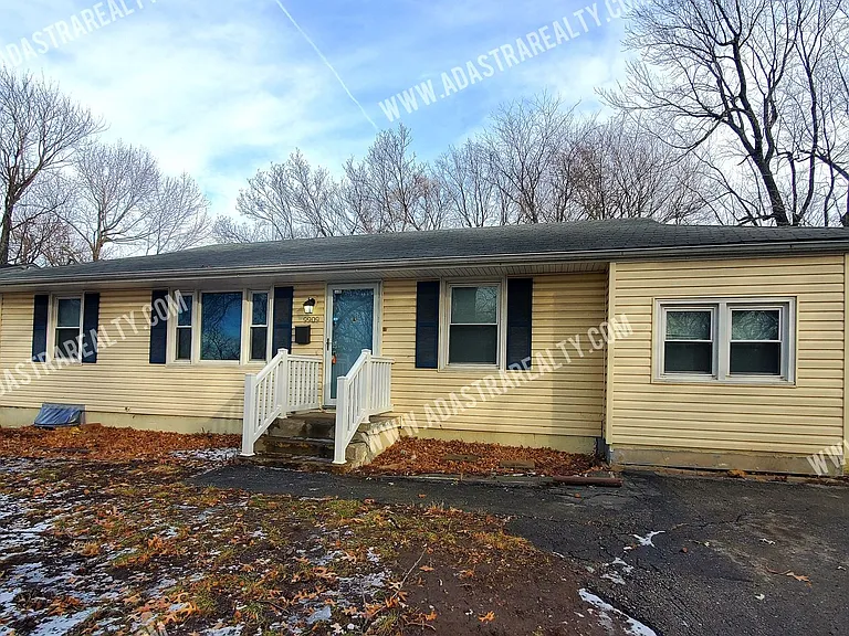 9909 Wheeling Ave — Photo 2