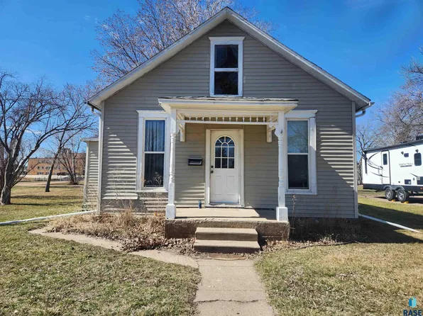 325 N Lee Ave, Madison, SD 57042