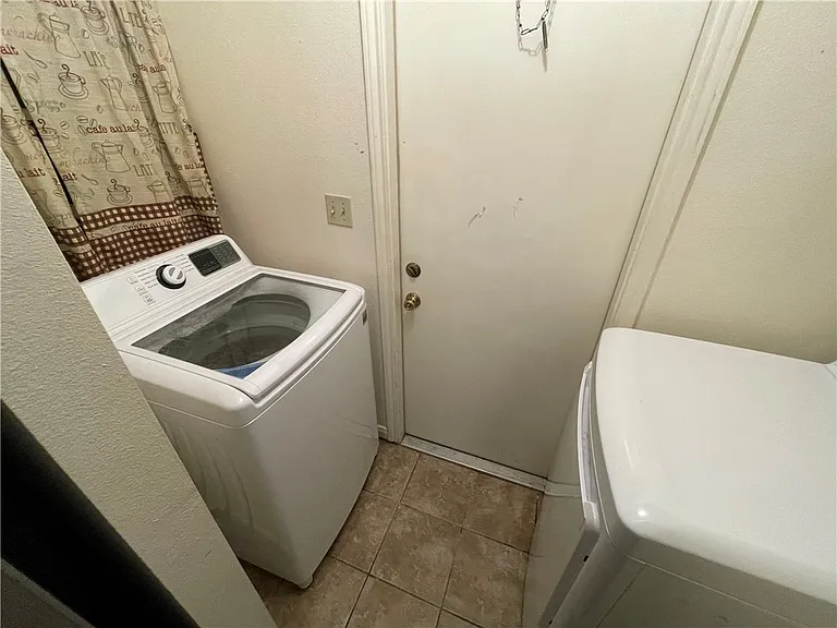 2109 Breezeway Cir — Photo 6