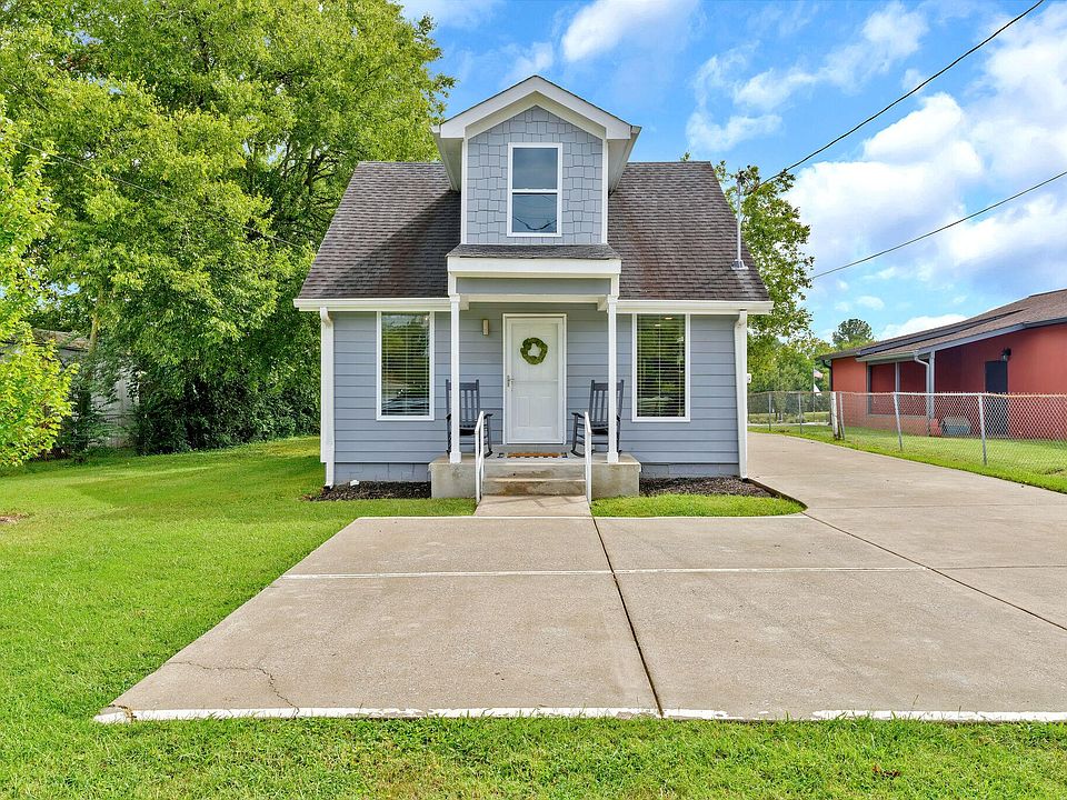 Charming cottage in the heart of old Hendersonville. Plenty of parking.