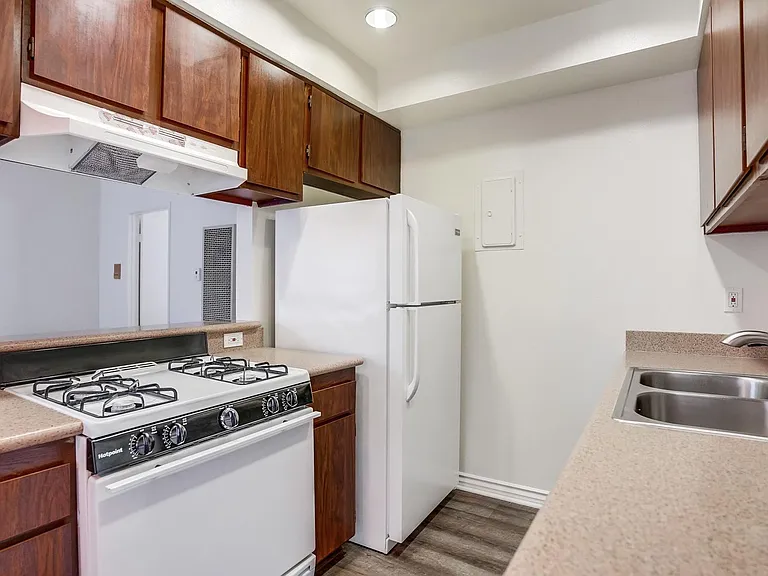520 W. Wilson — Photo 8