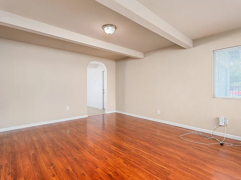 290 Lindley Dr — Photo 3